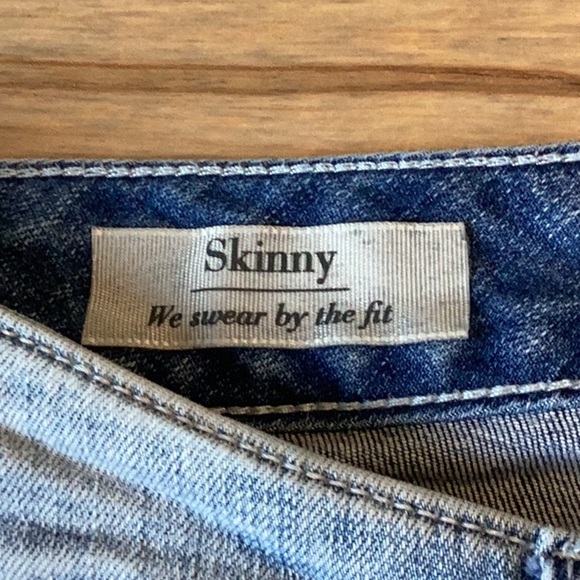 TORRID LIGHT WASH DISTRESSED PATCHED MID RISE SKINNY JEANS SZ 14 - Picture 5 of 12